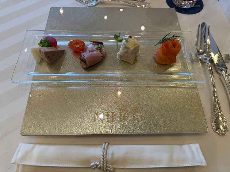 見た目も華やかで、味も上品でした。幅広い年代のゲストに喜んでもらえそうだと感じました。