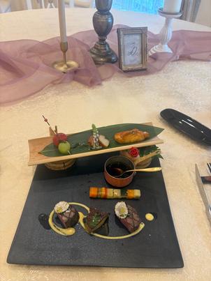 見たことないおしゃれなお食事。特にお肉の味が格別でした