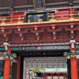 正門。朱色の門が鮮やかで綺麗でした。