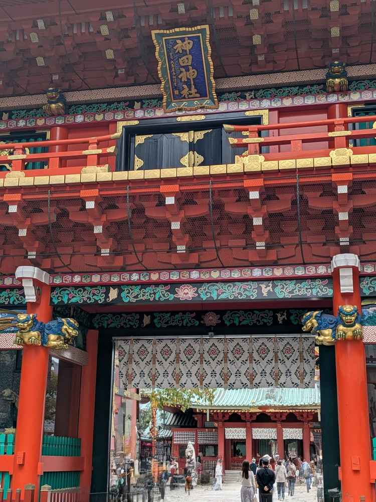 正門。朱色の門が鮮やかで綺麗でした。