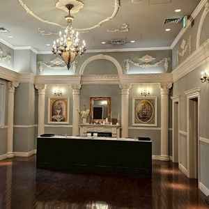 結婚式会場入り口。どこのフロアも美しく、調度品の質が高いと思いました。