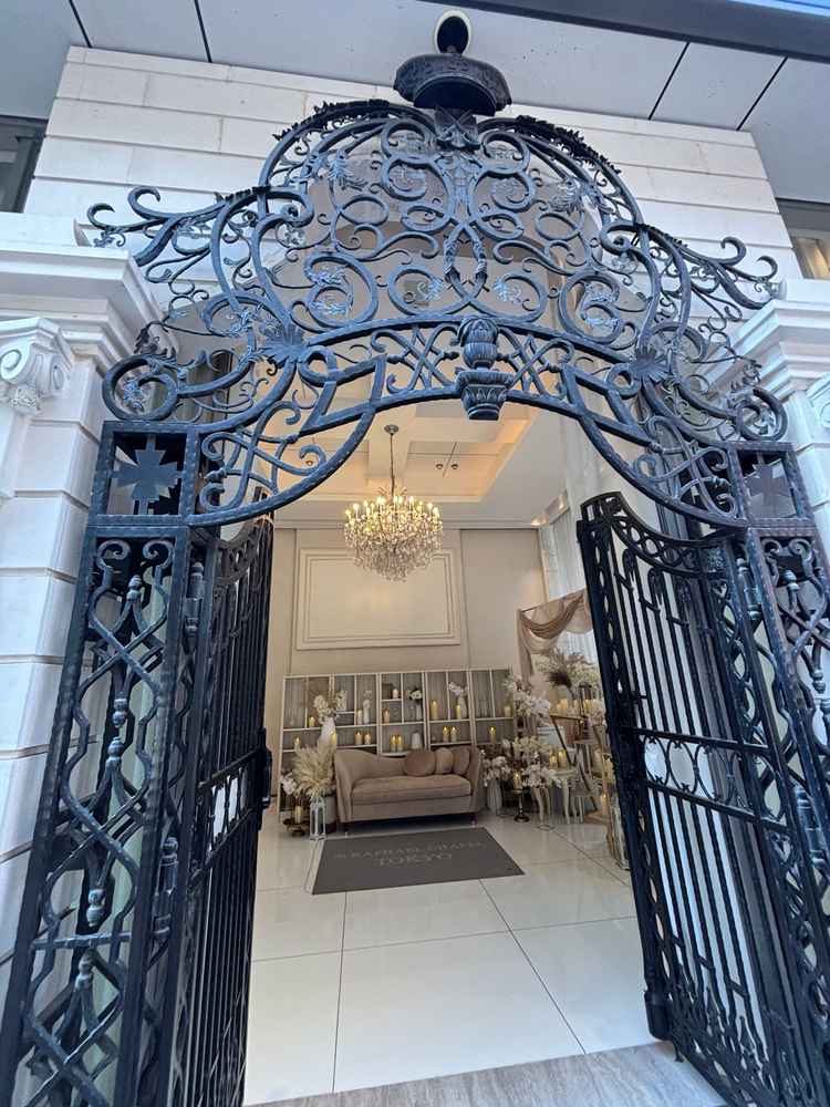 披露宴会場の入り口。大きな門にワクワクします。