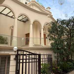 教会の出入口と、教会前の装飾や自然