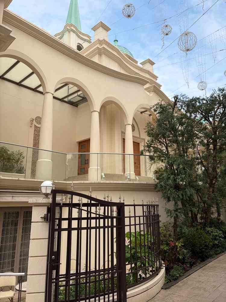 教会の出入口と、教会前の装飾や自然