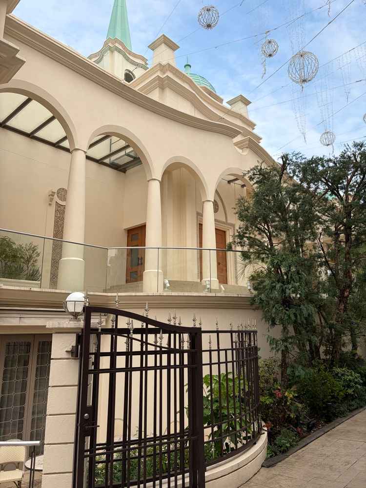 教会の出入口と、教会前の装飾や自然