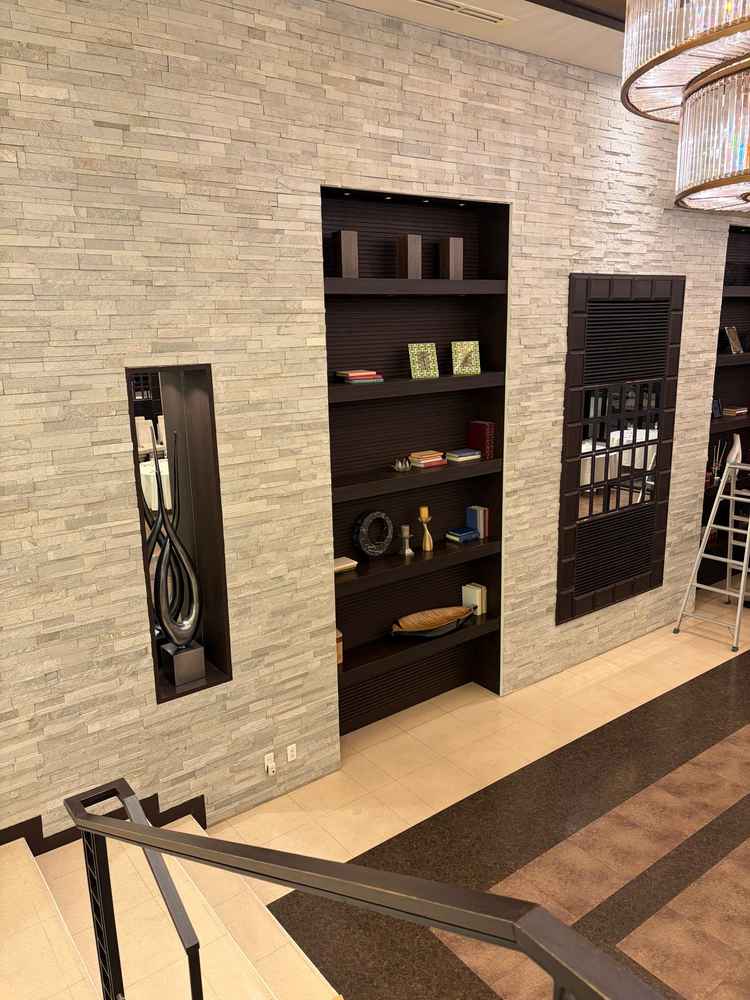 階段から降りて来られる披露宴会場で演出の幅が広い。