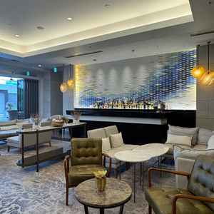 披露宴会場のドリンク用カウンターは、後ろにボトルが並んでいておしゃれな作り。