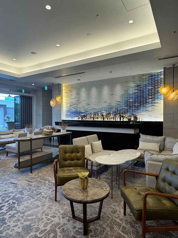 披露宴会場のドリンク用カウンターは、後ろにボトルが並んでいておしゃれな作り。