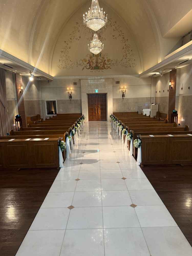 広くて天井が高い教会。讃美歌が綺麗に響きそう