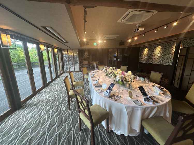 披露宴会場（テラス）。6卓円卓では通路幅が確保できない可能性あり。調度品が非常に良い。