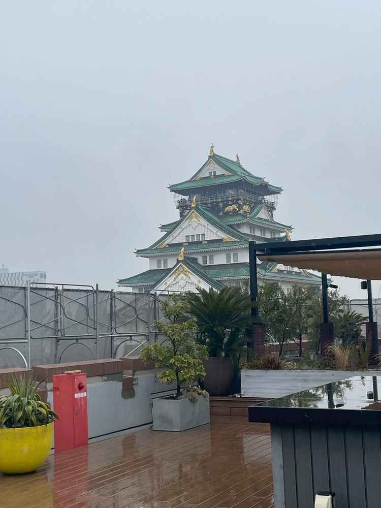 屋上では、大阪城をバックが記念写真が撮れるようです。