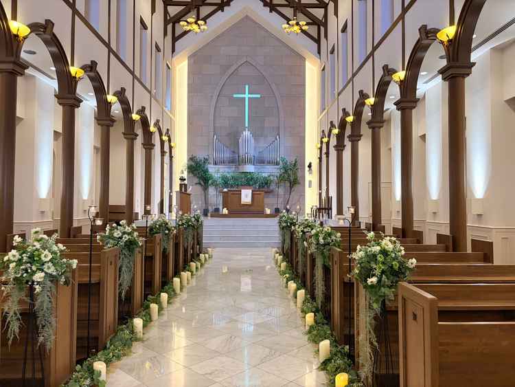 天井の高さ、大理石のバージンロード、木の雰囲気の調和、どれも素敵でした。