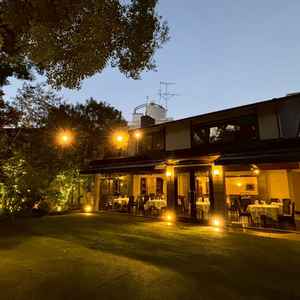 ガーデン立ち位置から。バンケットホールとガラス一枚で隣合い、柔らかな灯りが漏れ出て素敵な雰囲気。