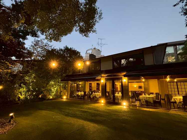 ガーデン立ち位置から。バンケットホールとガラス一枚で隣合い、柔らかな灯りが漏れ出て素敵な雰囲気。