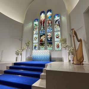 青のバージンロードは、ウエディングドレスを際立てるとともに、永遠に続く海や空を表現している。