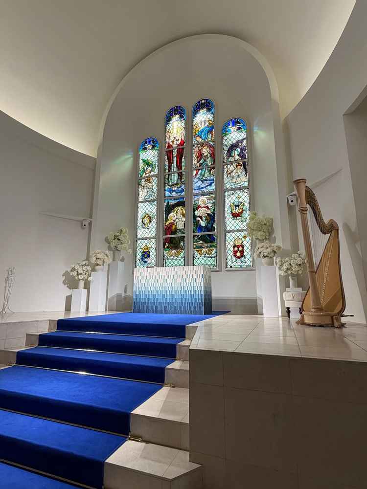 青のバージンロードは、ウエディングドレスを際立てるとともに、永遠に続く海や空を表現している。