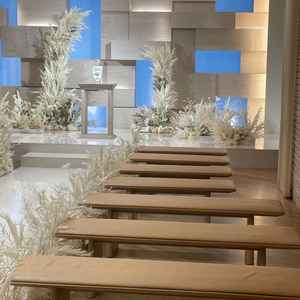 挙式の会場。照明や色味が全体的に温かみのある場所で素敵でした。