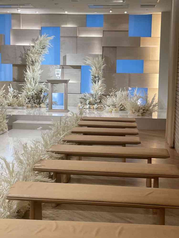 挙式の会場。照明や色味が全体的に温かみのある場所で素敵でした。