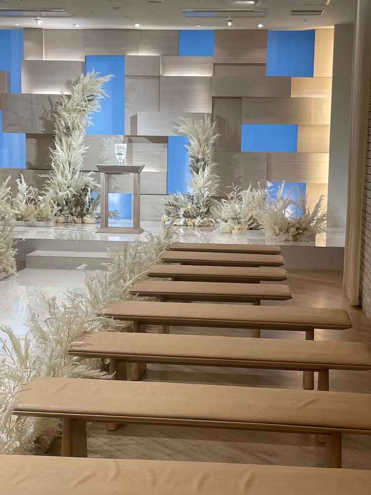 挙式の会場。照明や色味が全体的に温かみのある場所で素敵でした。