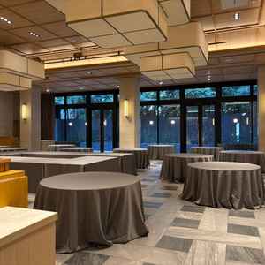 披露宴会場の写真。少し和風なテイストだったので落ち着いた雰囲気だった。