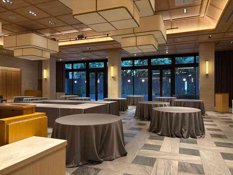 披露宴会場の写真。少し和風なテイストだったので落ち着いた雰囲気だった。