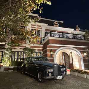 日没後の外観。ライトアップの中クラシックカーが雰囲気を出していました。