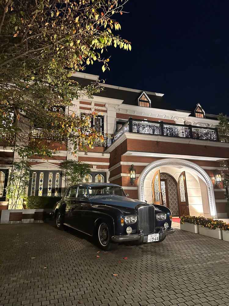 日没後の外観。ライトアップの中クラシックカーが雰囲気を出していました。