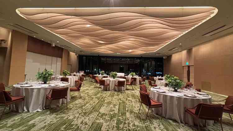 披露宴会場は50名程度でほどよいサイズ感でした。昼間はここから久屋大通が眺められ、緑豊かな雰囲気