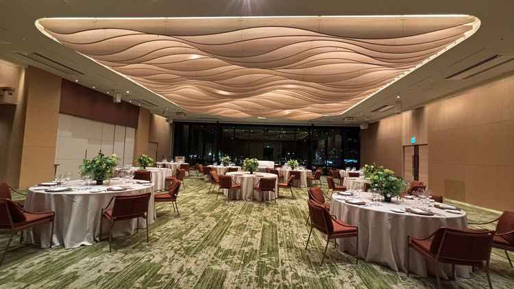 披露宴会場は50名程度でほどよいサイズ感でした。昼間はここから久屋大通が眺められ、緑豊かな雰囲気