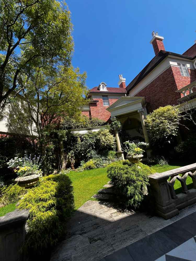 披露宴会場にある、緑豊かで開放感のあるイングリッシュガーデン