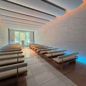 白を基調としていて結婚式の雰囲気を引き立ててくれる洗練された会場でした。照明を変えることもできます