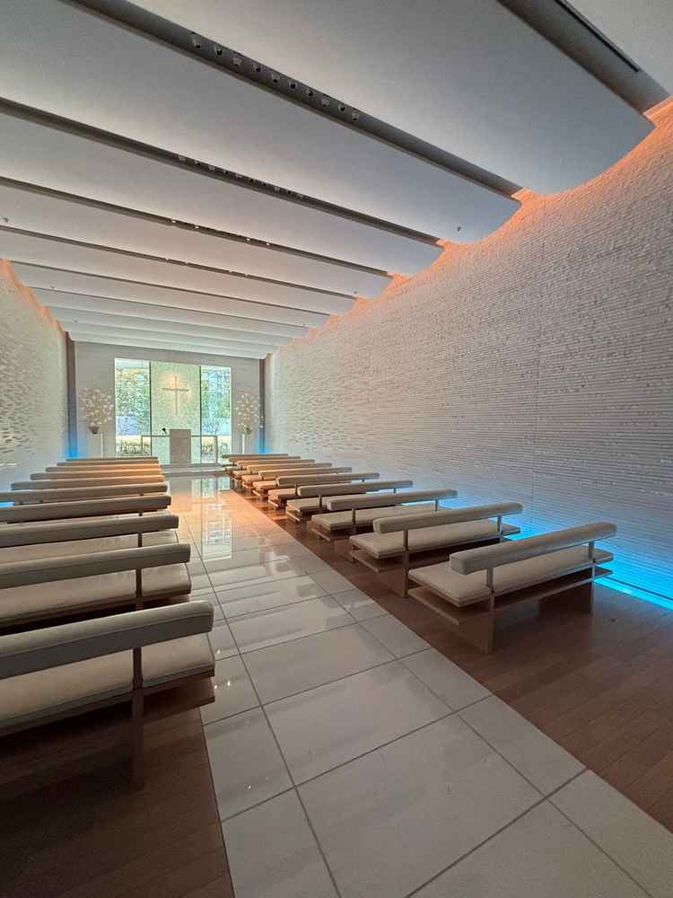 白を基調としていて結婚式の雰囲気を引き立ててくれる洗練された会場でした。照明を変えることもできます