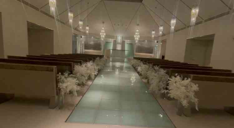 挙式会場。バージンロードがスロープになっている。