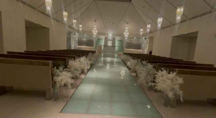 挙式会場。バージンロードがスロープになっている。