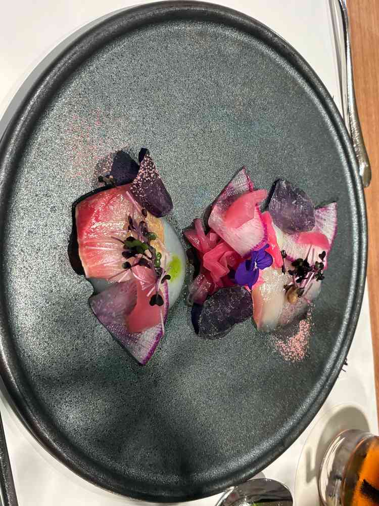 料理は華やかでとても美味しかったです。