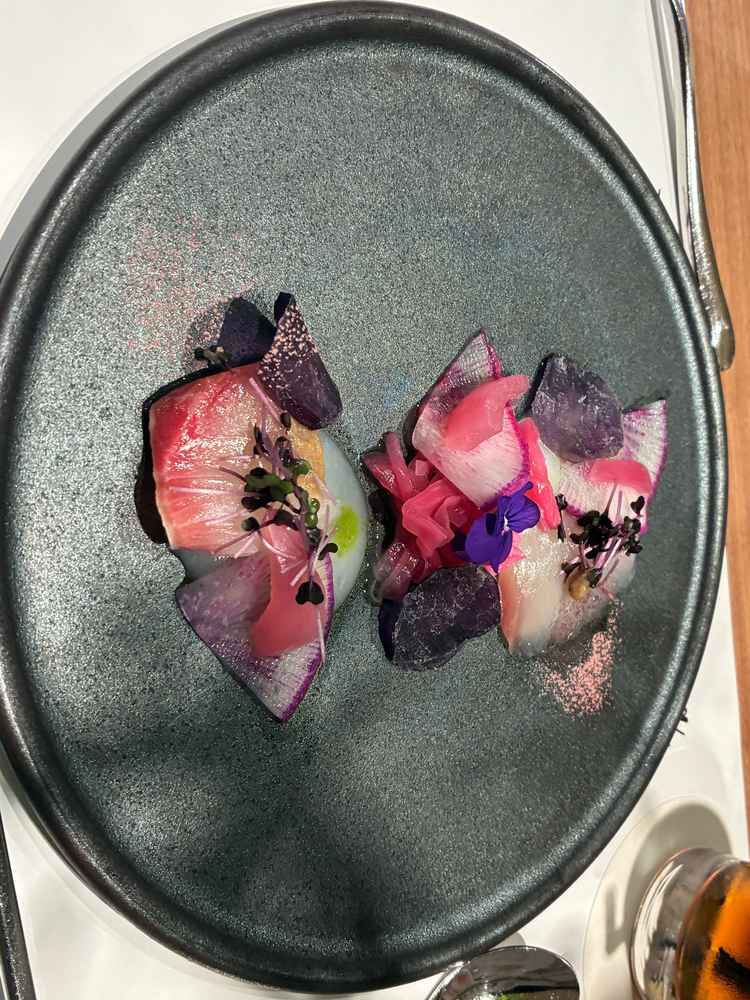 料理は華やかでとても美味しかったです。