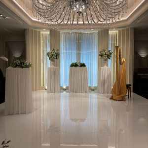 正面から見たチャペル上から自然光が入る。距離も近く感じた