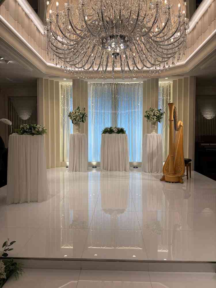 正面から見たチャペル上から自然光が入る。距離も近く感じた