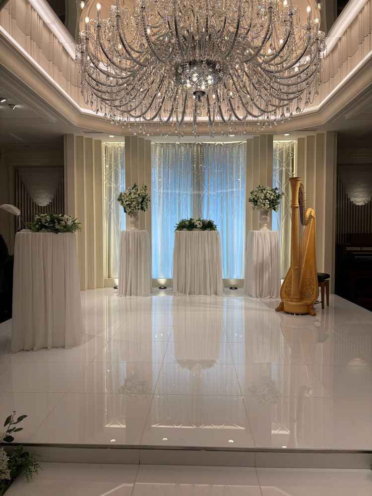 正面から見たチャペル上から自然光が入る。距離も近く感じた