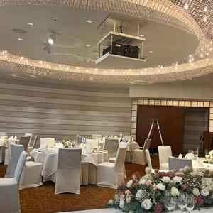 【披露宴会場　ザ･ギンザボールルーム】永遠の愛をイメージしたリングのシャンデリアが上品かつキュート❤