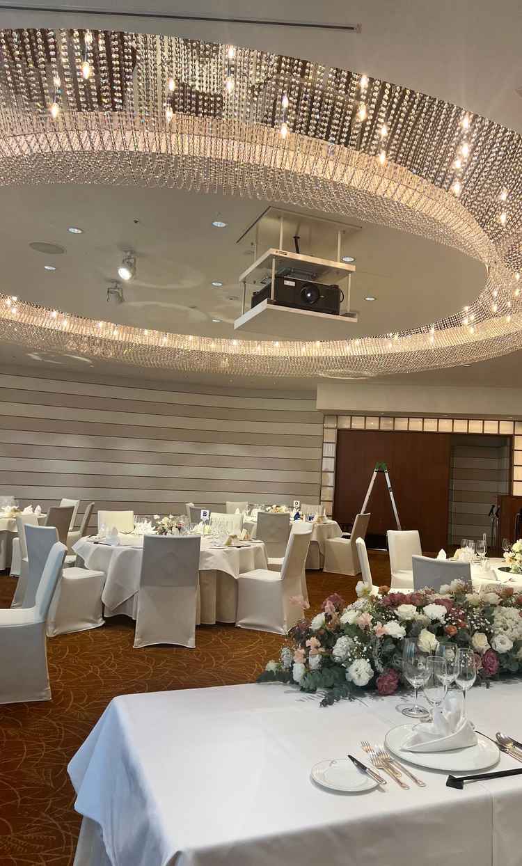 【披露宴会場　ザ･ギンザボールルーム】永遠の愛をイメージしたリングのシャンデリアが上品かつキュート❤