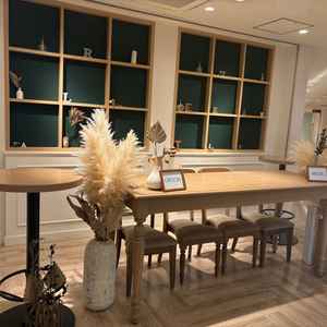 受付スペースは後ろの棚にも自由に飾り付けができるようでした。