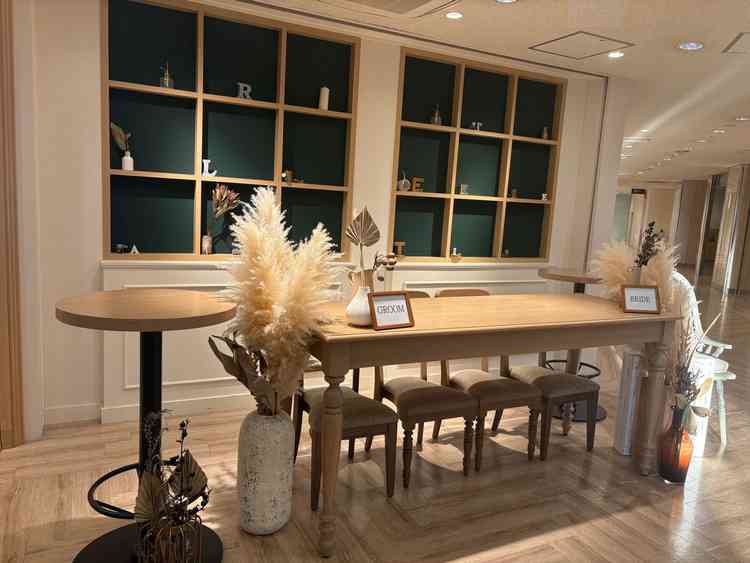 受付スペースは後ろの棚にも自由に飾り付けができるようでした。