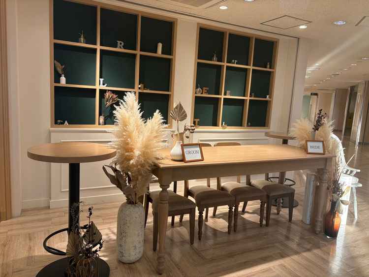 受付スペースは後ろの棚にも自由に飾り付けができるようでした。