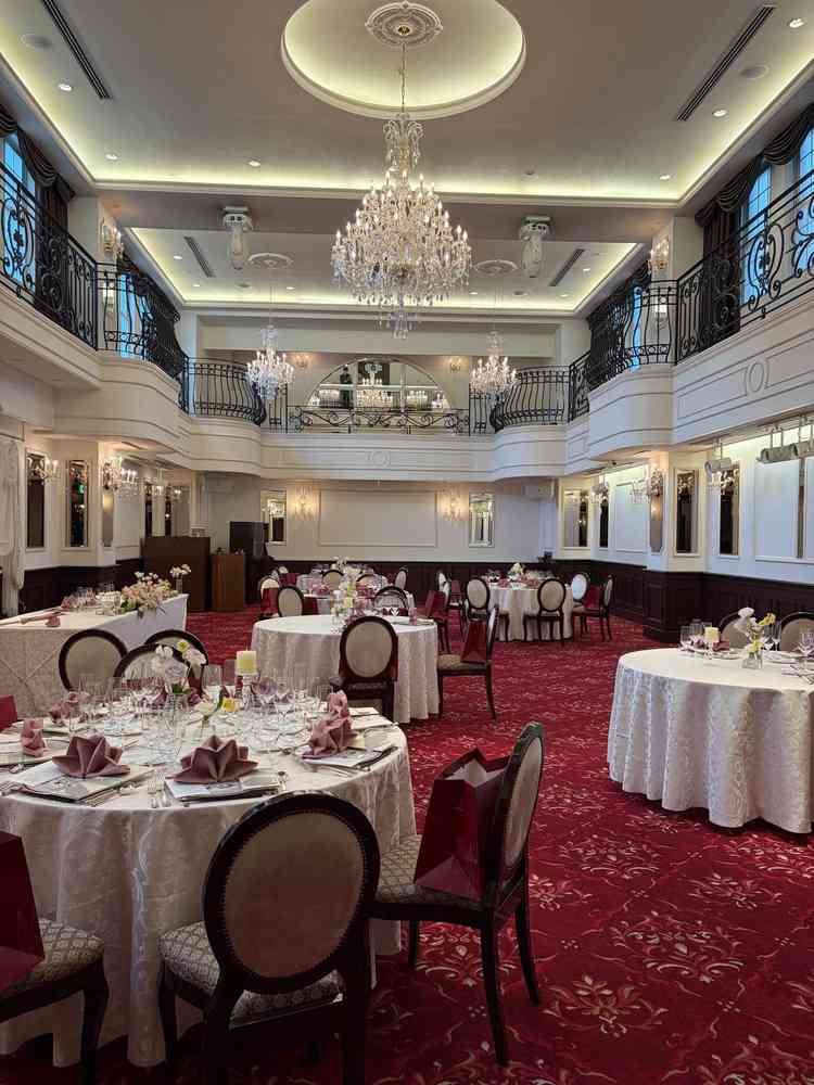 シャンデリアも映えて高級感ある披露宴会場。プロジェクターも大きいのでとても見やすい。