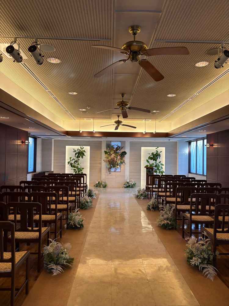 室内チャペル。オシャレな空間。建物内から繋がる通路があるので雨の日でも雨に濡れることはなく移動可。