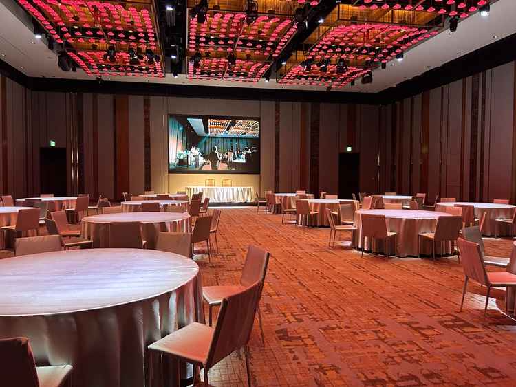 ボールルームは好きなようにライトを演出できたり、バージンロードのようなものも設置できるのが良かった。