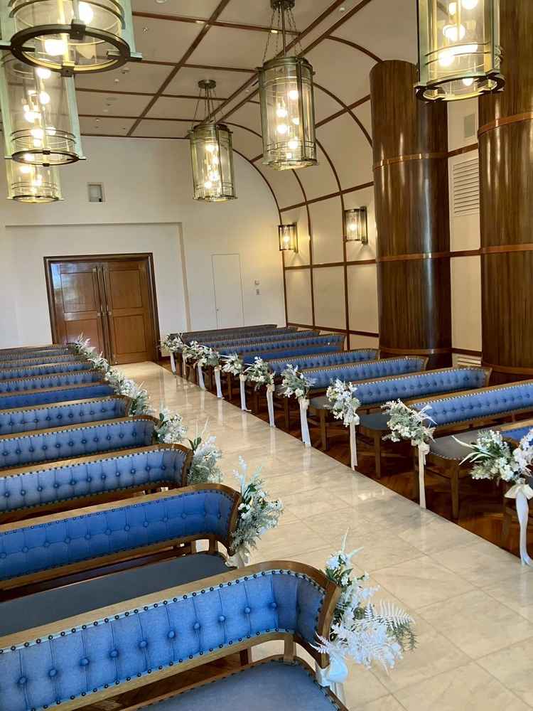 海の色である青色や、船を意識した柱が特徴のチャペル