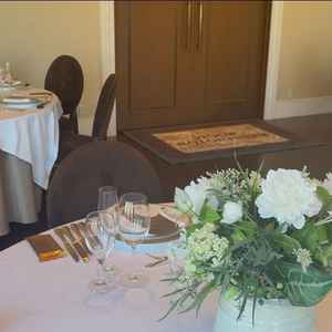 少人数対応のお部屋。富士山の見えるテラスあり。プロジェクターもありました。