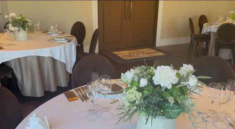 少人数対応のお部屋。富士山の見えるテラスあり。プロジェクターもありました。